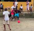 Imágenes tomadas del video compartido en las redes sociales de Matheus jugando con los niños del Chocó. FOTO PANTALLAZO DE X