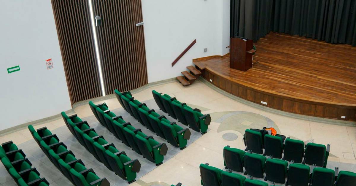What a cash!  UDA Faculty of Medicine remodels and names its symbolic main auditorium