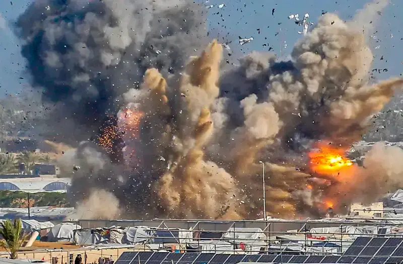 Equipos de rescate buscan sobrevivientes entre los escombros tras los ataques en Gaza. FOTO: GETTY