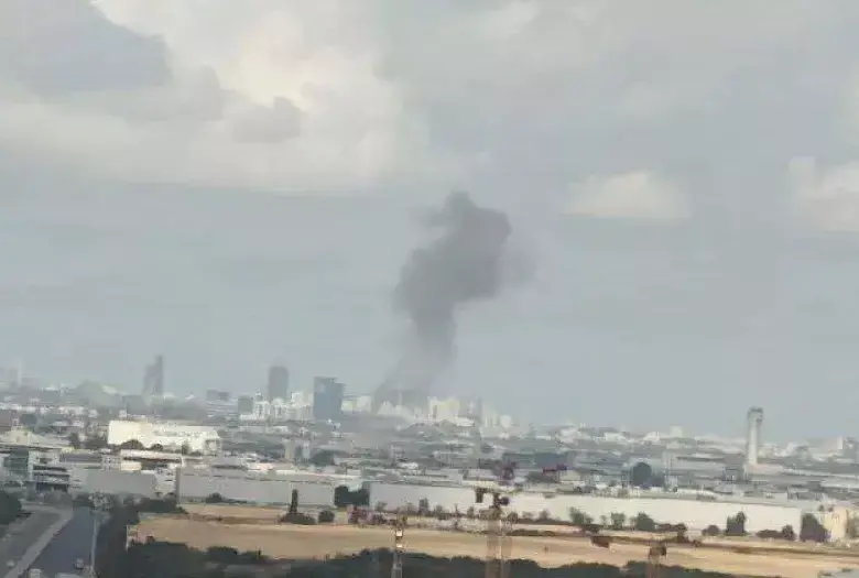 El ataque dejó un gran cráter y obligó a interrumpir el tráfico aéreo. FOTO: CAPTURA DE VIDEO
