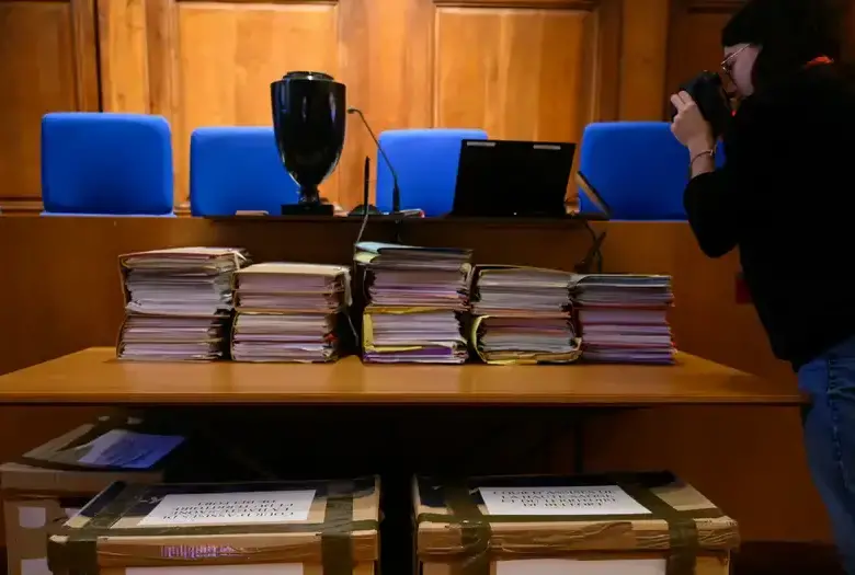 Los archivos del caso que tiene la justicia chilena. Foto: AFP.