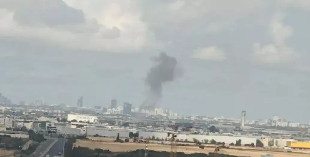 El ataque dejó un gran cráter y obligó a interrumpir el tráfico aéreo. FOTO: CAPTURA DE VIDEO