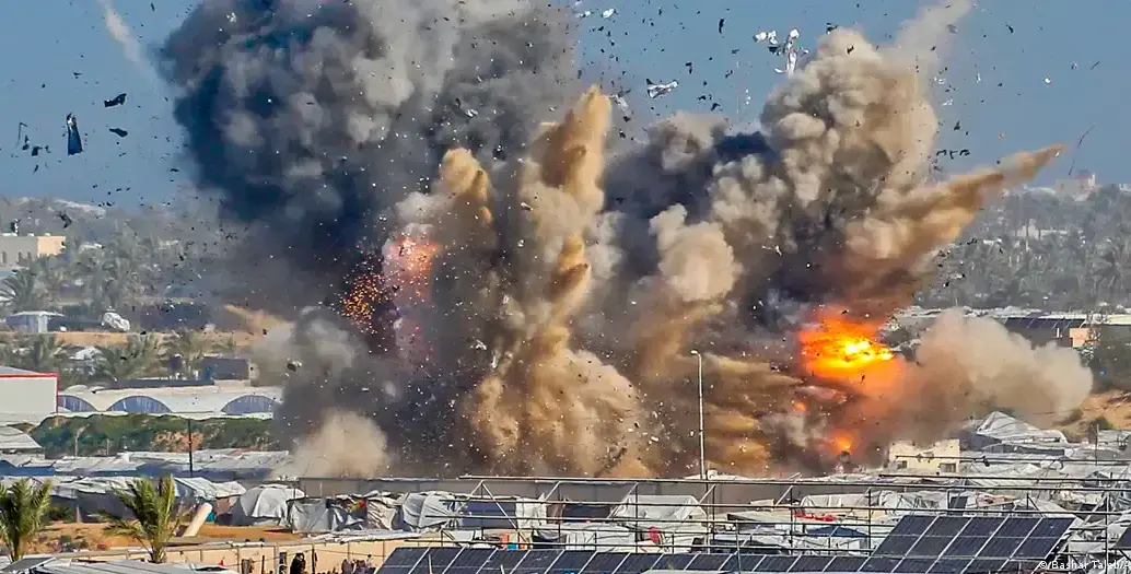 Equipos de rescate buscan sobrevivientes entre los escombros tras los ataques en Gaza. FOTO: GETTY