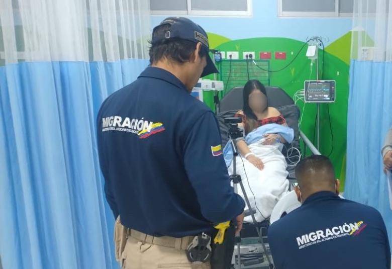 Las autoridades migratorias llegaron hasta el Hospital Rosario Pumarejo en Valledupar para capturar a la mujer de 30 años que es buscada por la interpol para ser juzgada por delitos de estafa y asociación para delinquir. FOTO: cortesía Migración Colombia y Policía Metropolitana de Valledupar