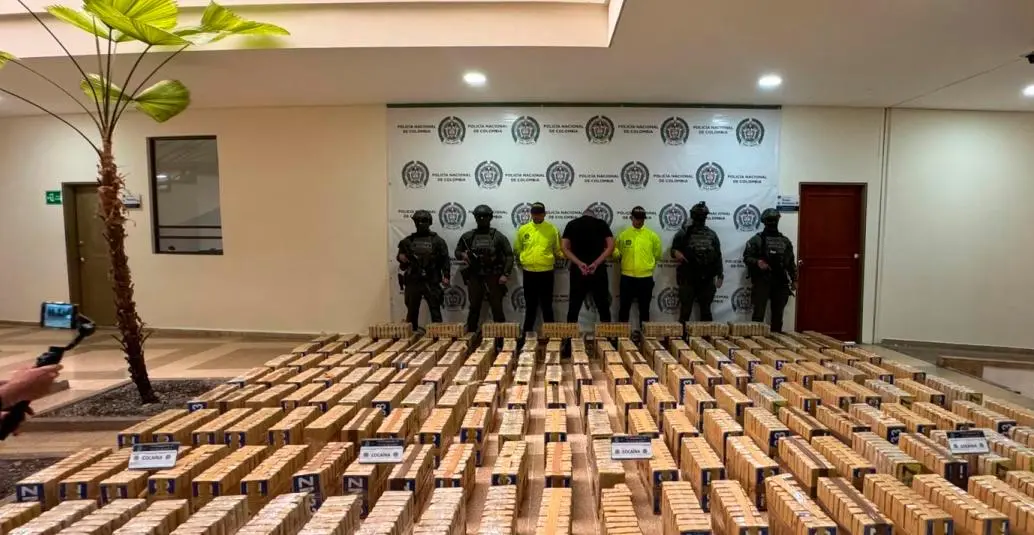 La Policía incautó más de dos toneladas de cocaína en el aeropuerto El Edén de Armenia y capturó a una persona por el delito. FOTO cortesía
