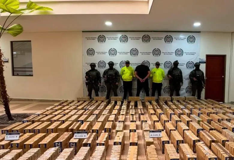 La Policía incautó más de dos toneladas de cocaína en el aeropuerto El Edén de Armenia y capturó a una persona por el delito. FOTO cortesía