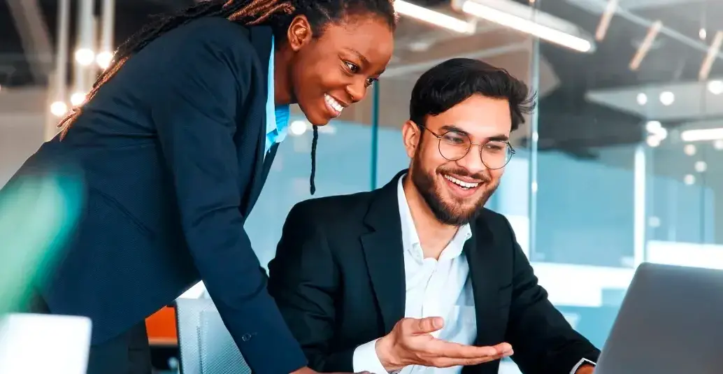 Algunas vacantes en Colombia ofrecen sueldos de hasta 4 millones de pesos, especialmente en áreas técnicas y profesionales. FOTO: iStock