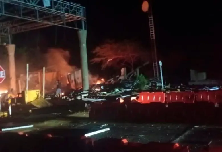 Así quedó el peaje después de la detonación de la carga explosiva. FOTO REDES SOCIALES