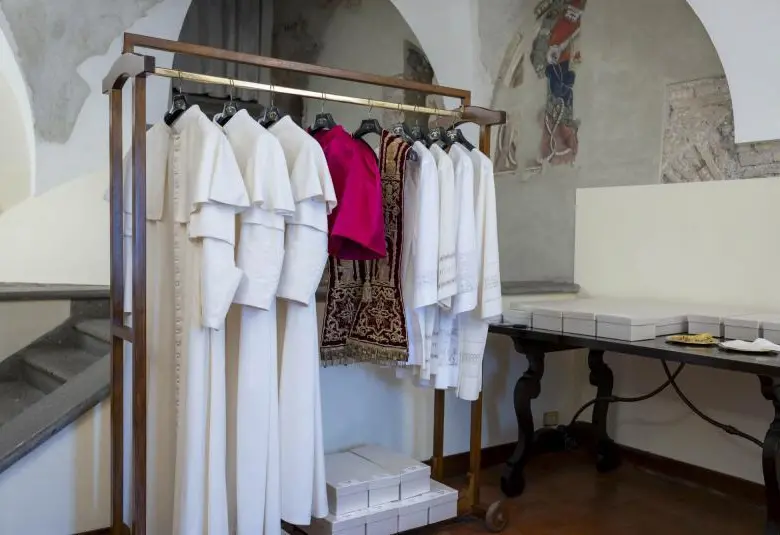 Estas son las prendas de la sala de lágrimas. Foto: Vatican News.