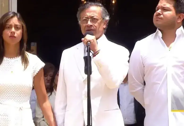 Gustavo Petro salió de la Casa de Nariño acompañado por su hija Antonella y miembros de su equipo. El Batallón Guardia Presidencial le rindió honores con una calle de honor antes de que pronunciara un breve discurso a las afueras del Palacio Presidencial.