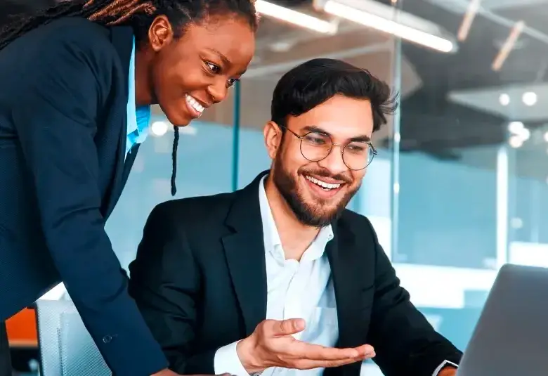 Algunas vacantes en Colombia ofrecen sueldos de hasta 4 millones de pesos, especialmente en áreas técnicas y profesionales. FOTO: iStock