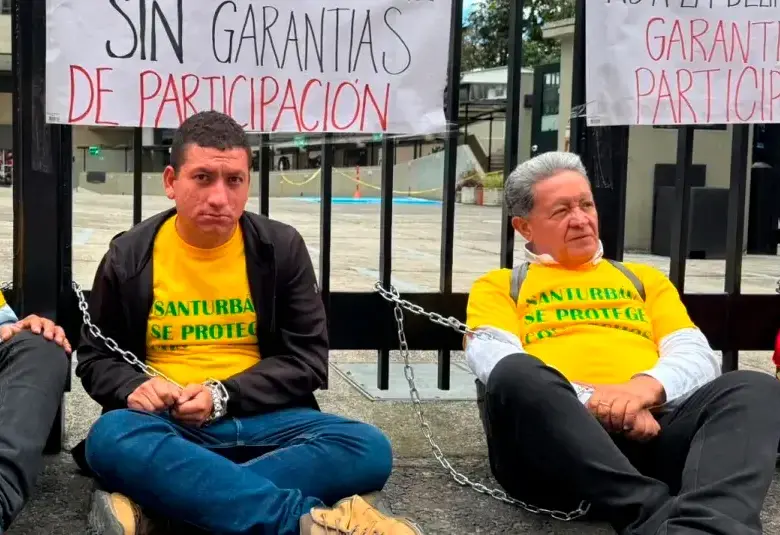 Campesinos y pequeños mineros de Santander se encadenaron frente al Ministerio de Ambiente durante una jornada de protesta en Bogotá. FOTO: CORTESÍA