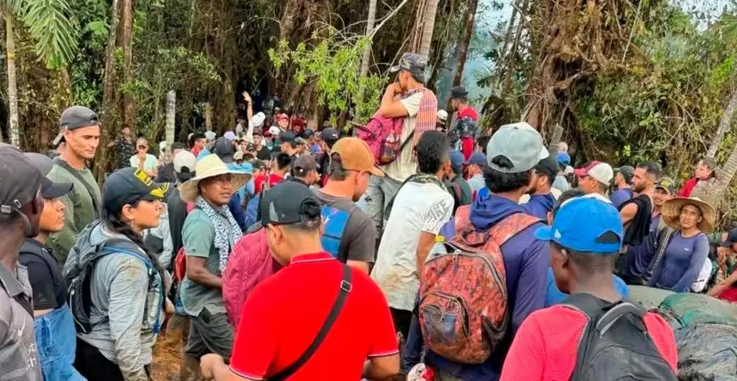 Este es el momento en el que la comunidad retiene a los militares. FOTO CORTESÍA