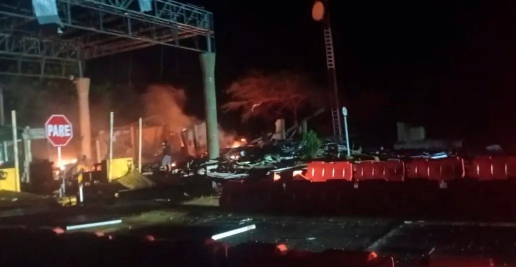 Así quedó el peaje después de la detonación de la carga explosiva. FOTO REDES SOCIALES