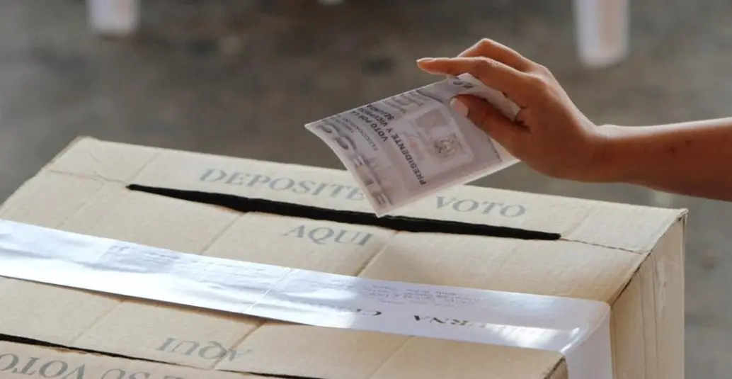 El proyecto de ley, ya aprobado en la Cámara de Representantes, exige que los electores prueben su ciudadanía estadounidense al inscribirse en el padrón electoral, con certificado de nacimiento o pasaporte, y que, al momento de votar, presenten un documento de identidad válido. FOTO: Colprensa.