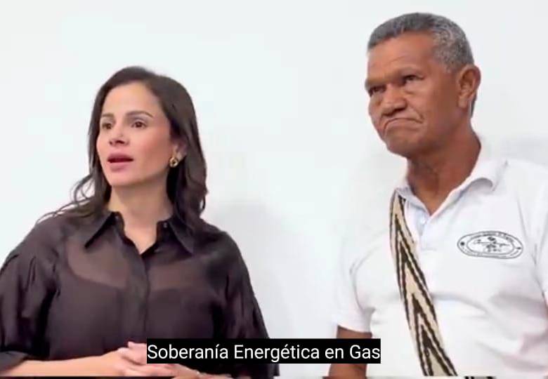 Luz Stella Murgas, presidenta de Naturgas, y Ariel Daniels de Andreis, gobernador del Cabildo Taganga. FOTO: Cortesía