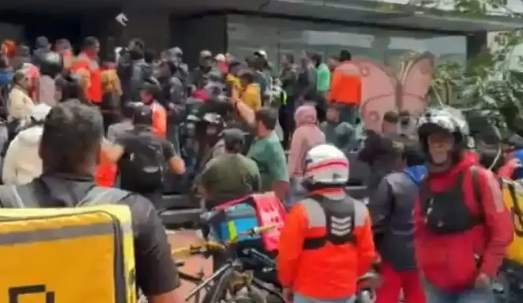 Domiciliarios de Rappi protestaron frente a la sede de la empresa para exigir el cese de los bloqueos masivos en sus cuentas. Los trabajadores piden a la plataforma, que opera en el país desde 2015, mayor transparencia y garantías justas para continuar laborando. FOTO: Tomada de video.