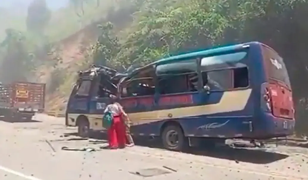 La bomba de la vía Panamericana, en inmediaciones de Cajibío (Cauca), dejó 20 muertos. IMAGEN TOMADA DE VIDEO.