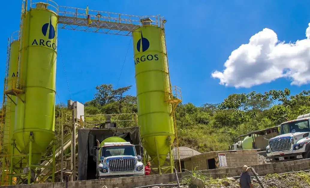 Analistas señalan que, en el mercado local, las acciones del Grupo Argos suelen reaccionar de manera conjunta ante eventos que afectan activos estratégicos del conglomerado, lo que amplificó la presión sobre la preferencial de Cementos Argos. FOTO: Cortesía.