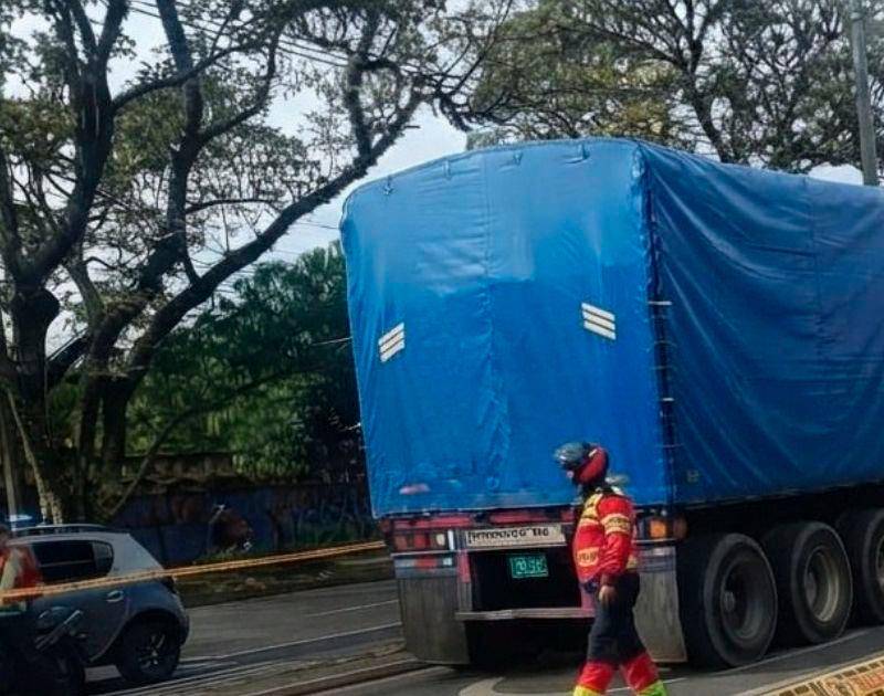 Tragedia en Bello: motociclista murió arrollado por tractocamión