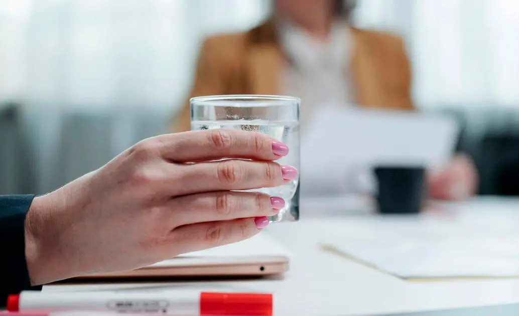 Mostrar amabilidad y saber adaptarse a lo que se ofrece es parte de una buena impresión profesional. FOTO: GETTY