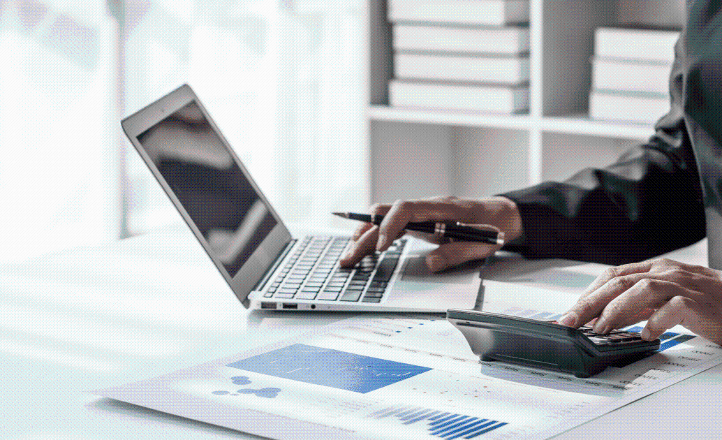 Persona accediendo a vacantes para trabajar los fines de semana a través de Magneto Empleos. FOTO: GETTY