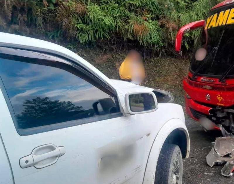 Choque de frente entre buseta y camioneta en la vía Yarumal-Medellín