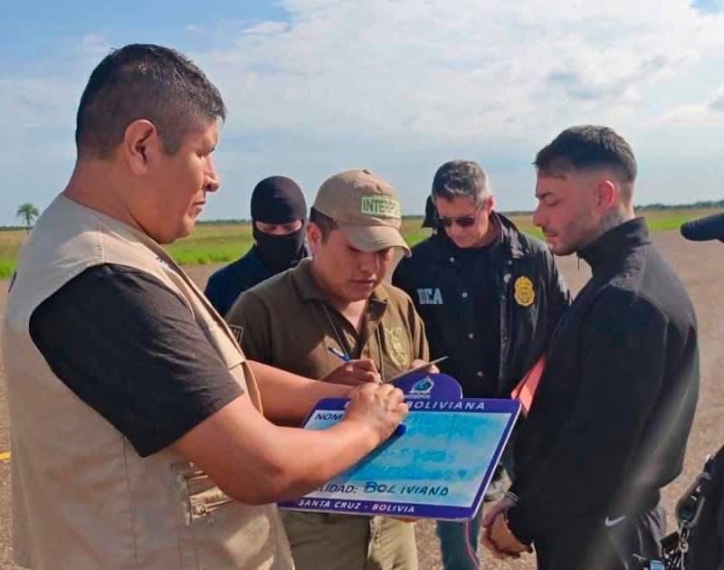 Este fue el momento en que las autoridades bolivianas entregaron a Sebastián Marset Cabrera a la DEA. FOTO: CORTESÍA.