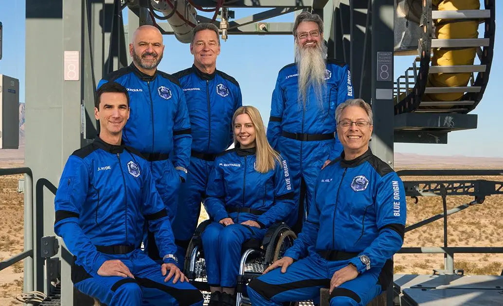 Michaela Benthaus se convirtió en la primera persona usuaria de silla de ruedas en viajar al espacio. FOTO: BLUE ORIGIN