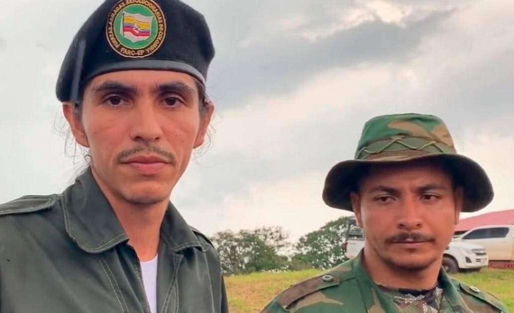 Andrey Avendaño, izquierda, es el cabecilla del Frente 33 de las disidencias de las Farc en Catatumbo. FOTO CAPTURA DE PANTALLA