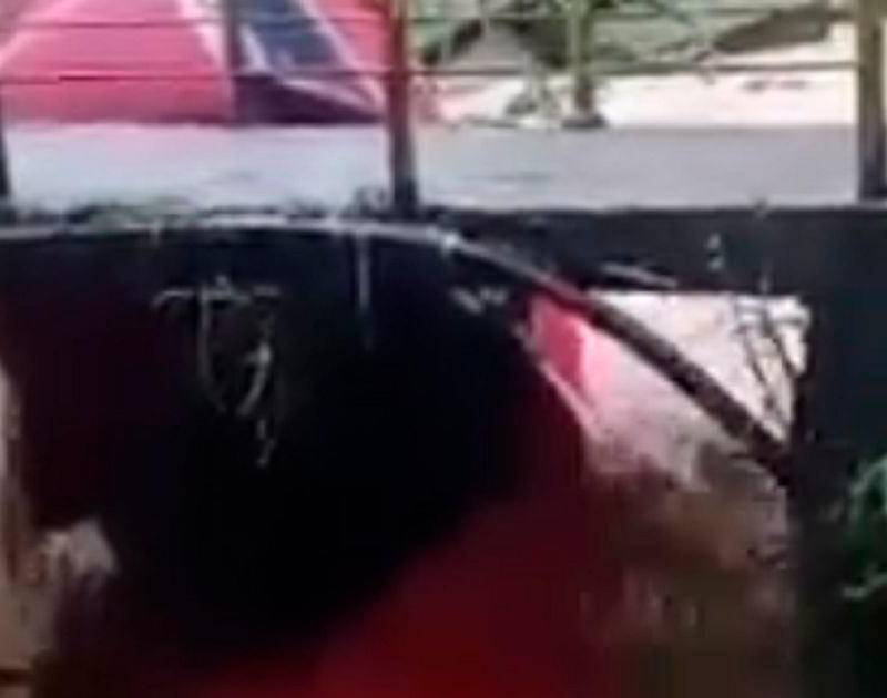 EN VIDEO: Aguacero se llevó un carro a la quebrada en San Antonio de Prado