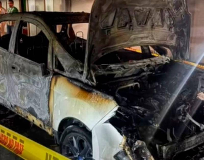 En video: Carro se incendió en el sótano de una unidad en Rodeo Alto