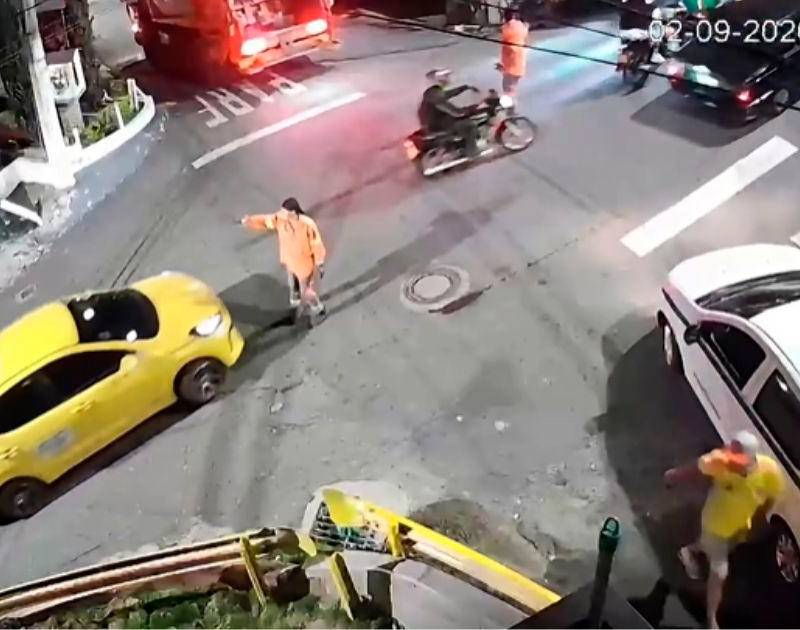 En video: Taxista le ‘tiró’ el carro a recolector de Emvarias