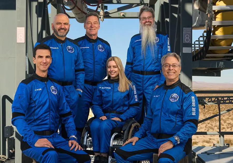 Michaela Benthaus se convirtió en la primera persona usuaria de silla de ruedas en viajar al espacio. FOTO: BLUE ORIGIN