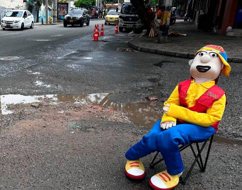 ¡Qué peligro! Esta calle del barrio Sevilla es toda una trocha