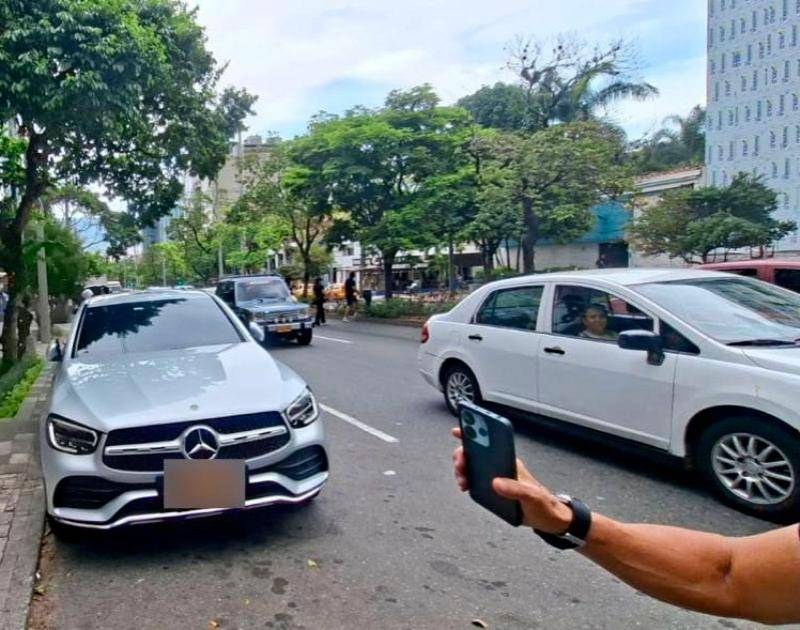 Video | Escupió y golpeó a un agente que no le aceptó plata para que no lo multara