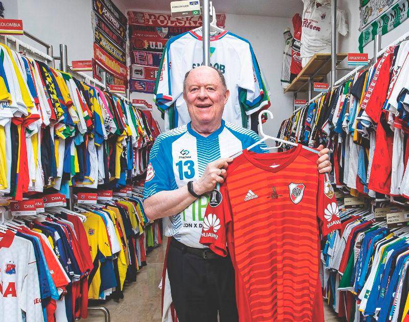 De Medellín al Guinness: la increíble colección de camisetas de Gustavo