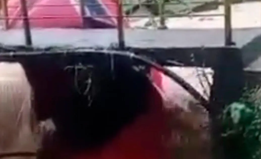 EN VIDEO: Aguacero se llevó un carro a la quebrada en San Antonio de Prado