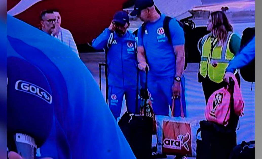 Utilero de la Selección Colombia llegó a México con una bolsa de Tiendas Ara.