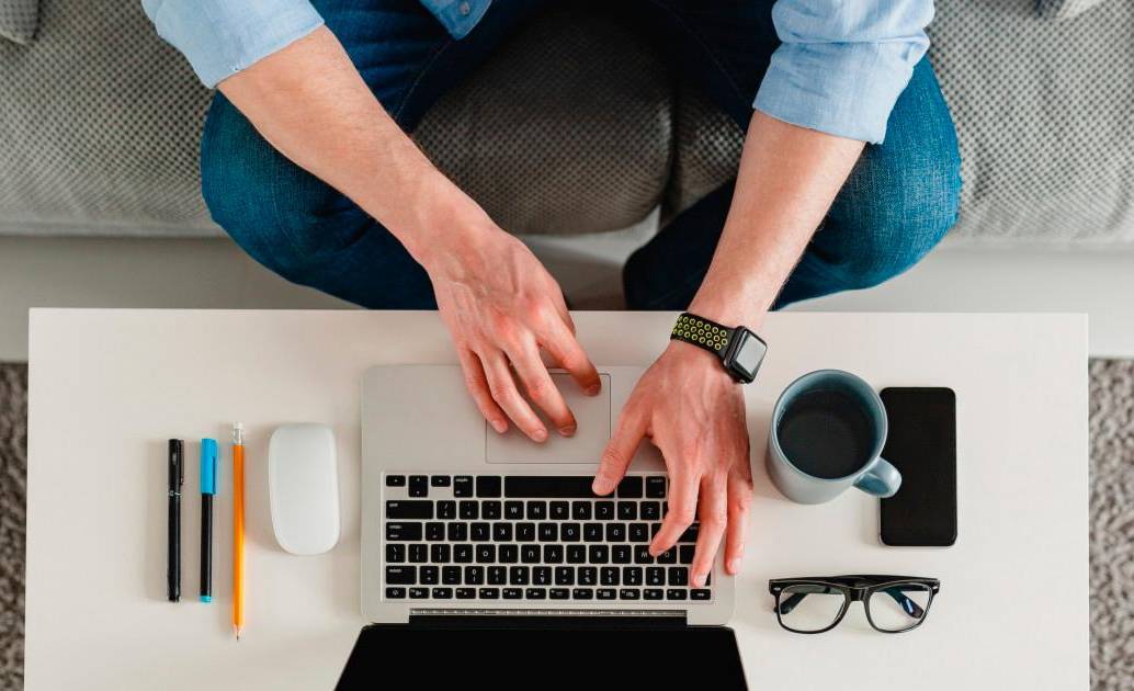El trabajo híbrido se consolida como una de las modalidades más atractivas en Colombia, ofreciendo flexibilidad y contacto presencial. FOTO: GETTY