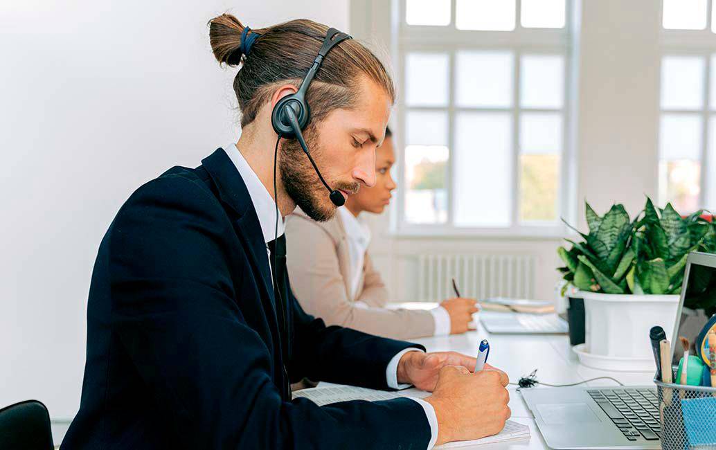 Persona aplicando a las vacantes de medio tiempo a través de Magneto Empleos. FOTO: GETTY