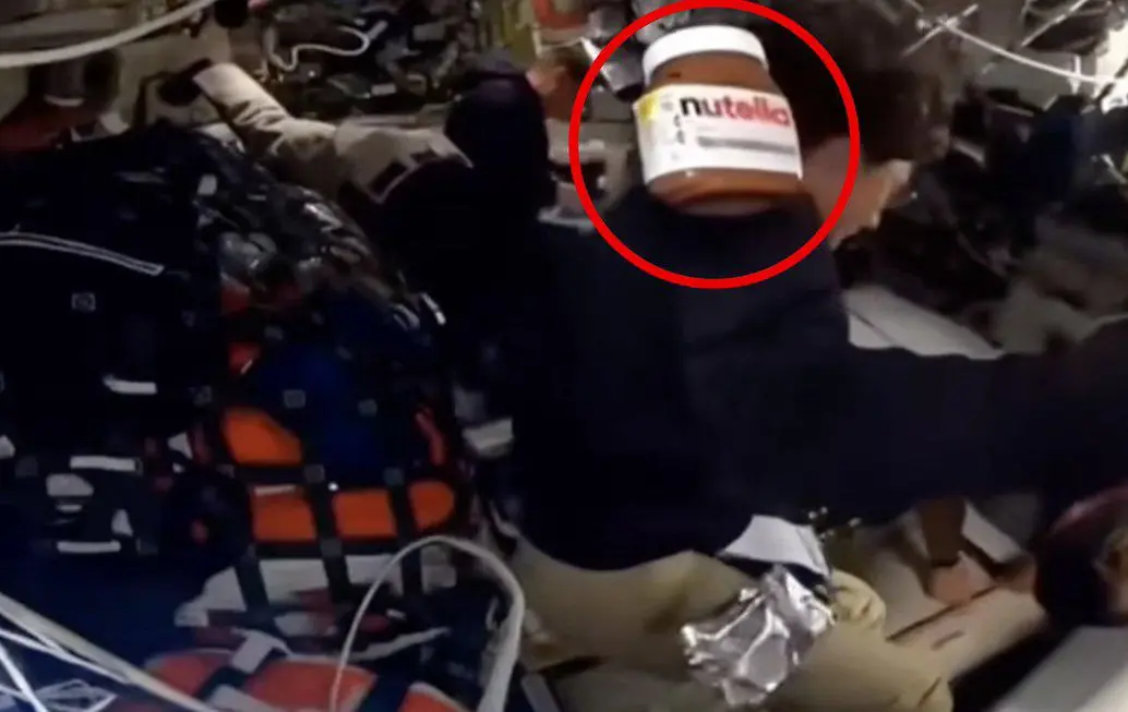 El 6 de abril de 2026, durante una transmisión en vivo oficial de la NASA desde la cápsula Orion, un frasco de Nutella apareció flotando en microgravedad frente a la cámara, justo cuando la nave alcanzaba un récord histórico de distancia con la Tierra (más de 406.000 km, superando al Apolo 13). FOTO: Tomada de video de NASA.