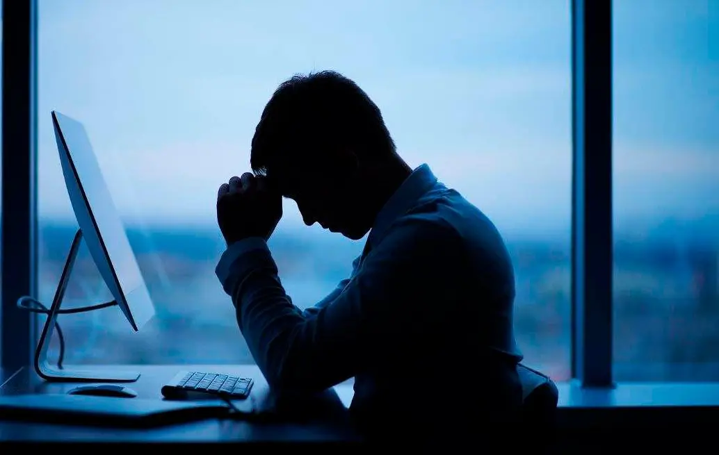 Trabajadores enfrentan jornadas largas y presión constante, factores que inciden en su bienestar mental. FOTO: CANVA