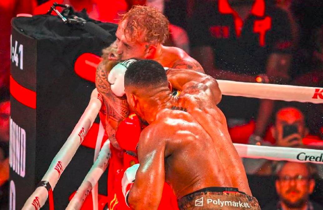 La impresionante imagen del golpe que le fracturó la mandíbula a Jake Paul y que le provocó el nocaut. FOTO AFP