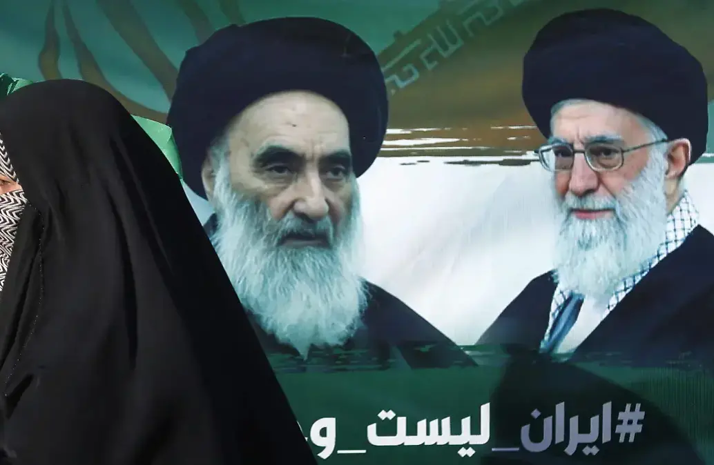 A la izquierda, el primer ayatolá que llegó al poder supremo de Irán en 1979 y estuvo allí hasta 1989, Ruhollah Jomeini, a la derecha Alí Jamenei, su sucesor, quien murió en los bombardeos del 28 de febrero. 