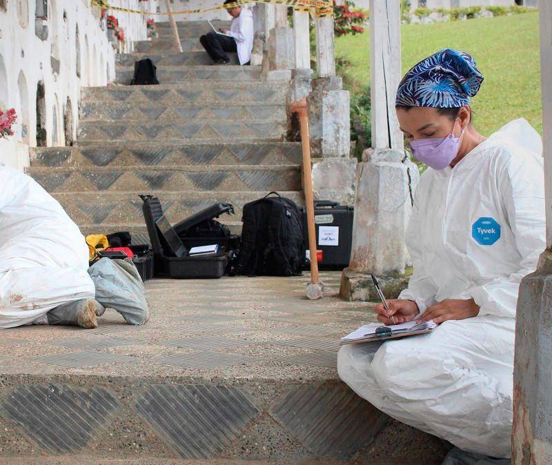 El trabajo no solo comprende la labor forense de campo sino la atención a las familias y la toma de muestras de ADN. FOTO: UBPD