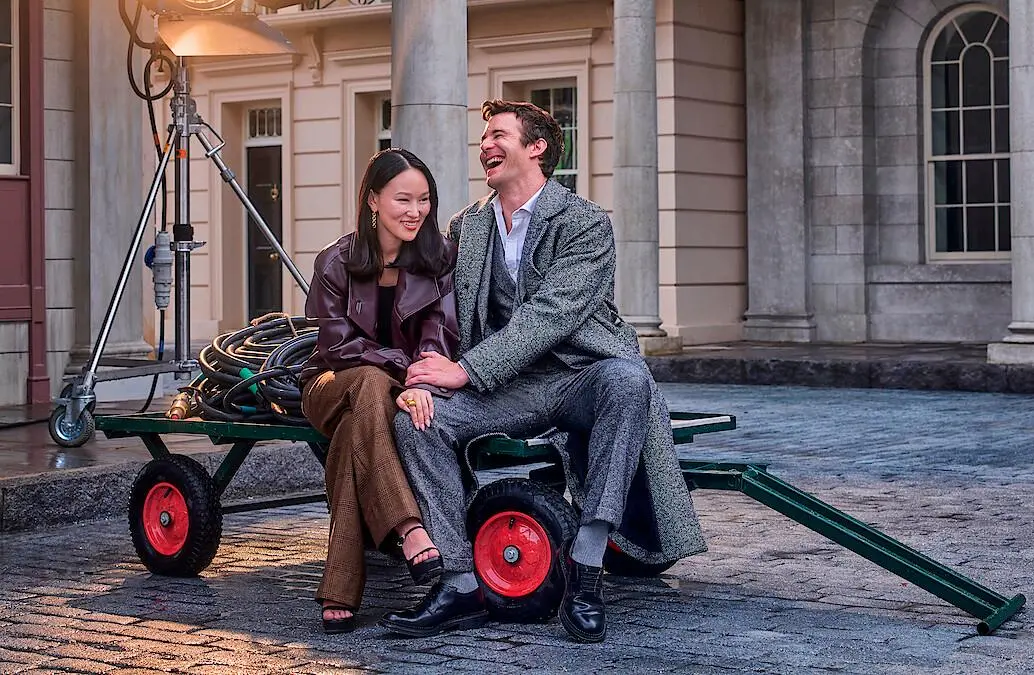 Yerin Ha y Luke Thompson en la promoción de la cuarta temporada de Bridgerton. FOTO Cortesía