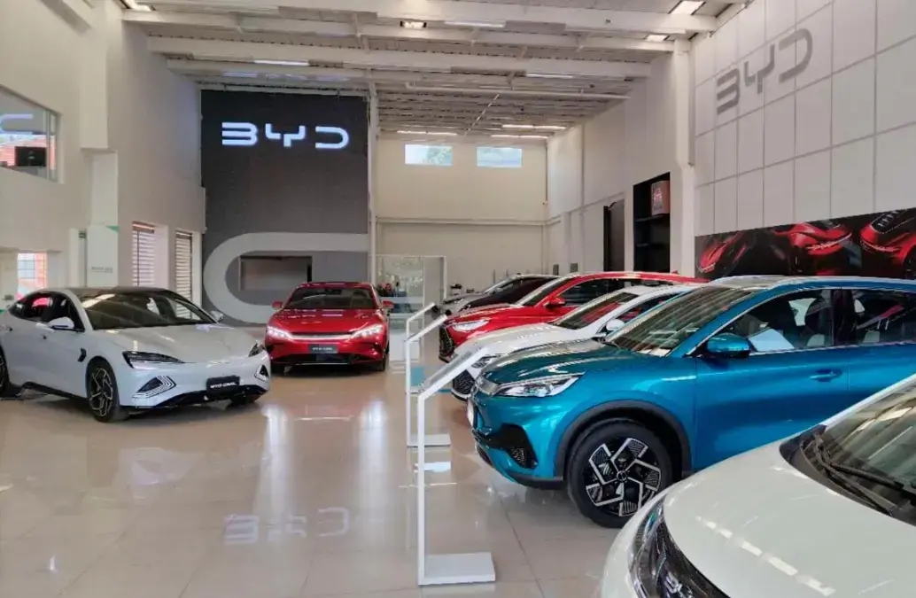 En el acumulado del año, Tesla (29,6%) y BYD (28,6%) prácticamente se reparten el liderazgo, seguidas por Chery (8,2%), GAC (3,9%) y Chevrolet (3,9%). FOTO: Cortesía.