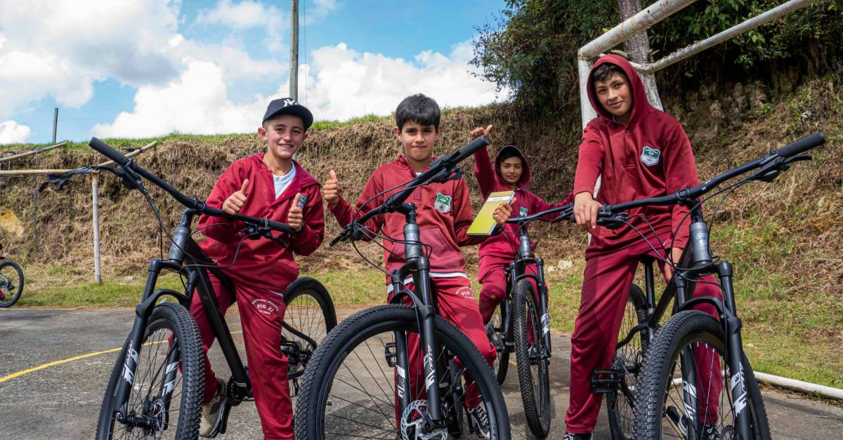 Bicicletas El Traído Para Que 52 Niños De La Unión Vayan Al Colegio