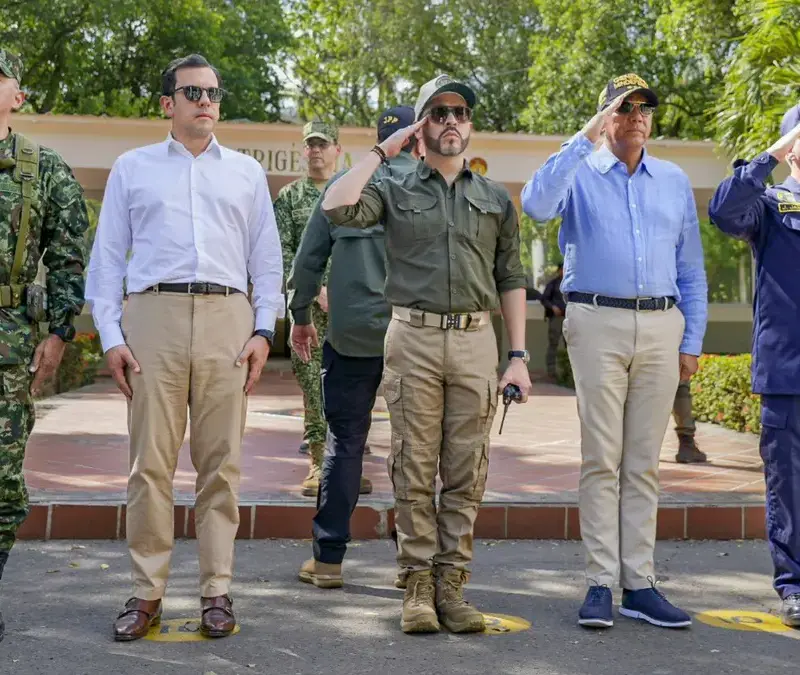 Presidente Abelardo de la Espriella y la cúpula militar. FOTO: Comando General de las Fuerzas Militares.